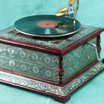 Граммофон с латунными чеканками