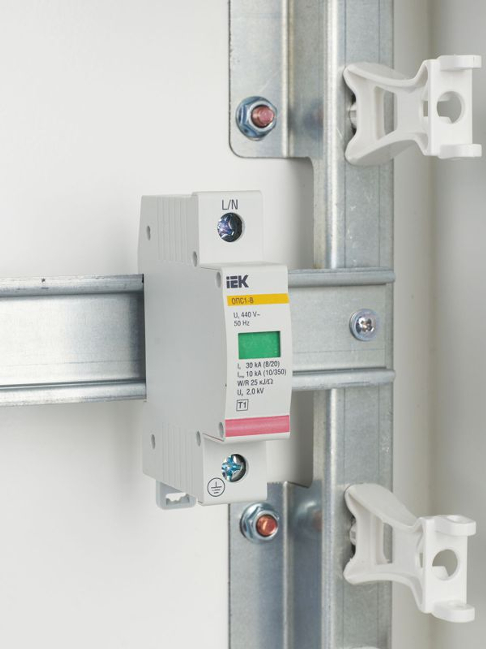 Ограничитель перенапряжения ОПС1-B 1P KARAT IEK MOP20-1-B