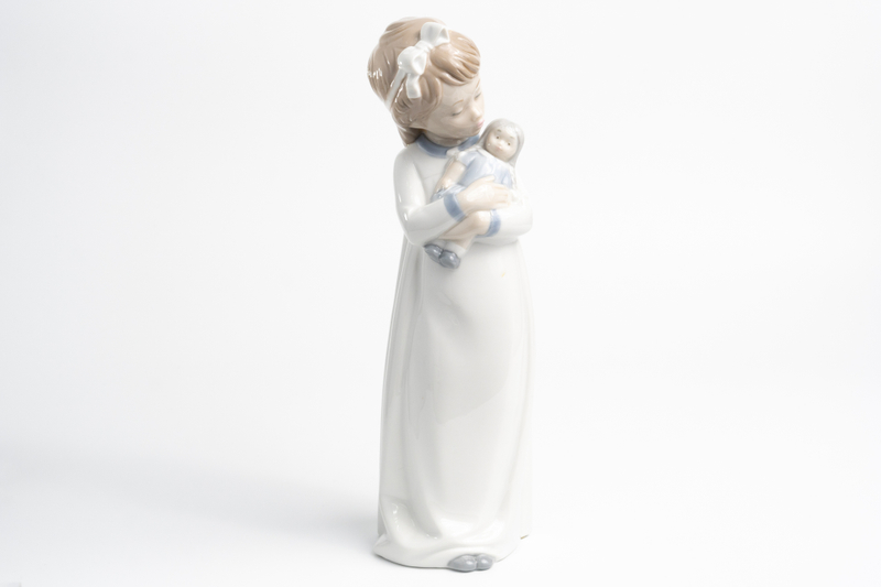 Статуэтка «Девочка с куклой»