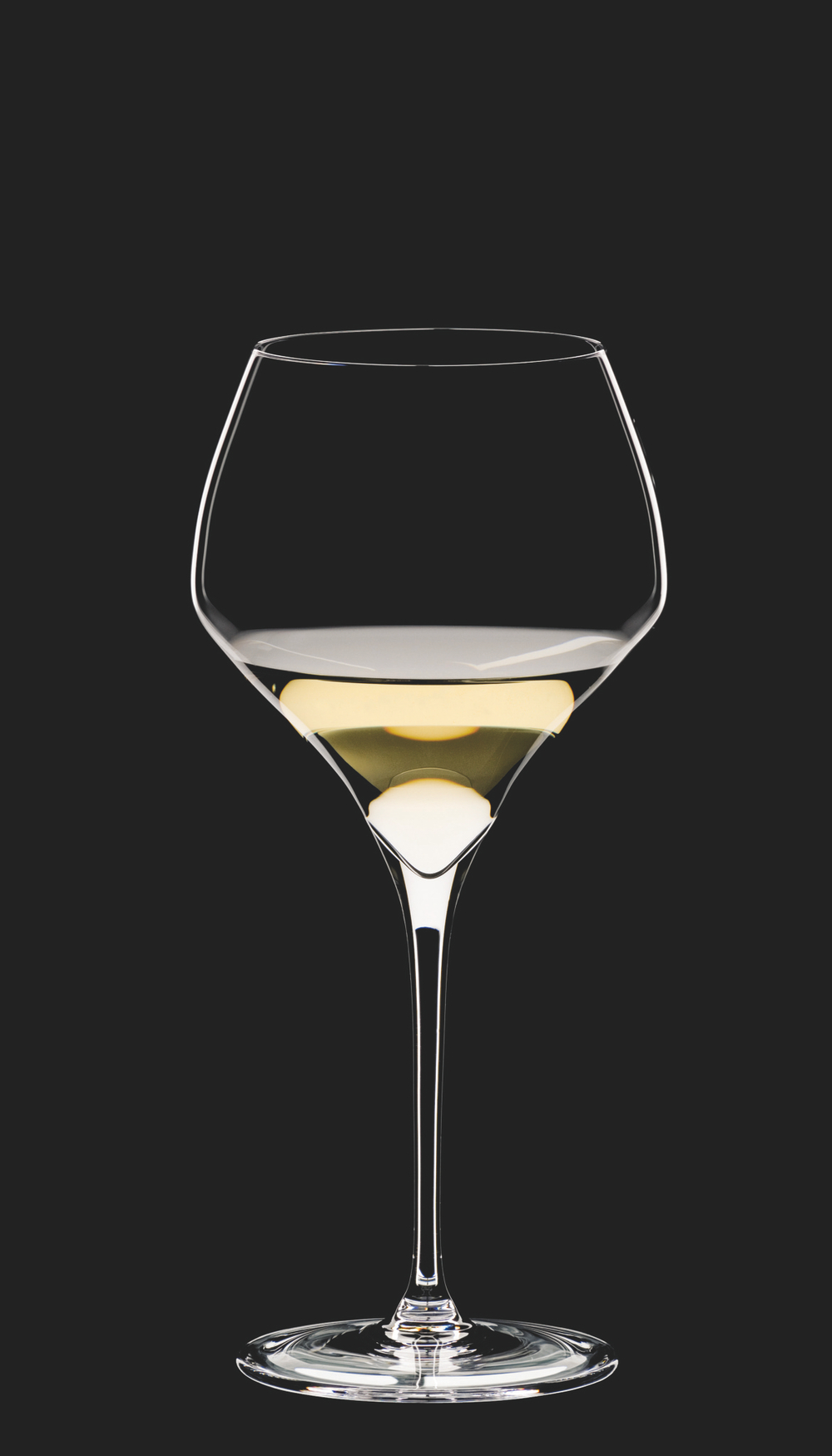 Коллекция бокалов Riedel Vitis На черном фоне