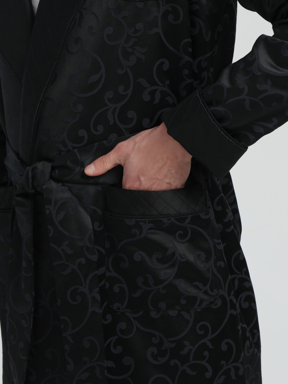 Халат из облегченного жаккарда со стеганными бортами