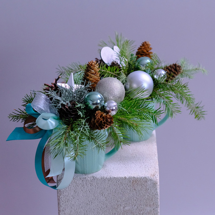 Композиция новогодняя с еловыми ветками в синей кружке