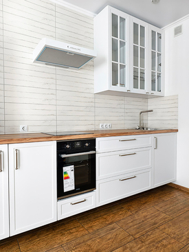 «Парящая» кухня с фрезерованными фасадами и витриной