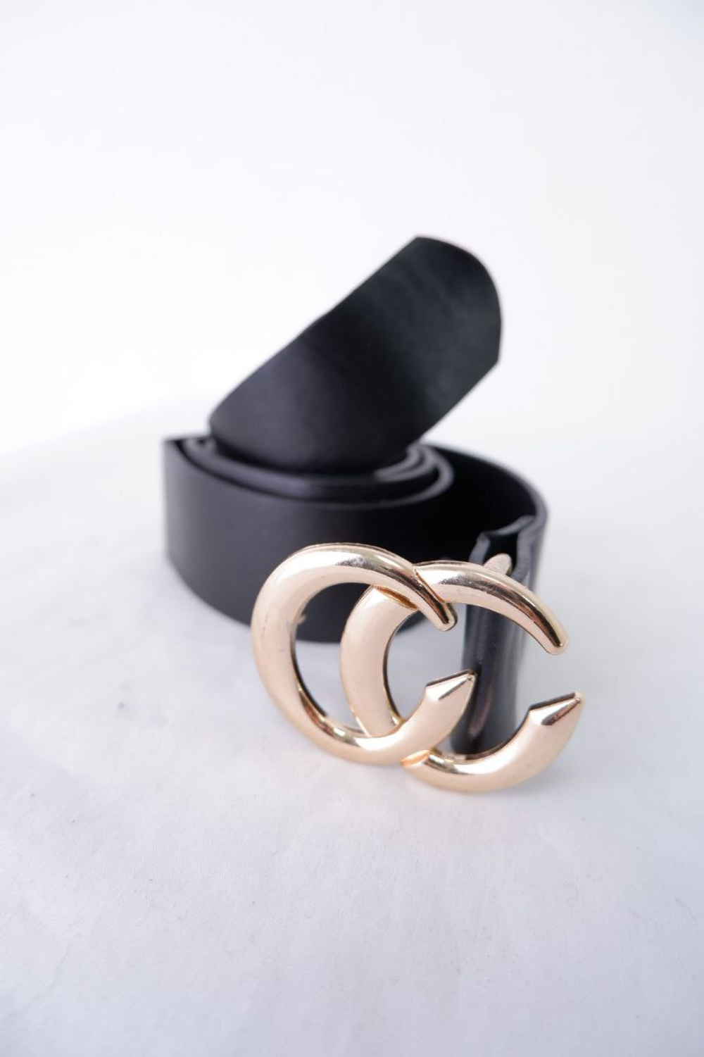 Ремень черный с золотистой пряжкой, новый