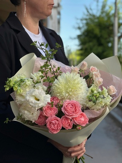 "Цветочная луна в Саратове: оригинальный авторский букет с доставкой”