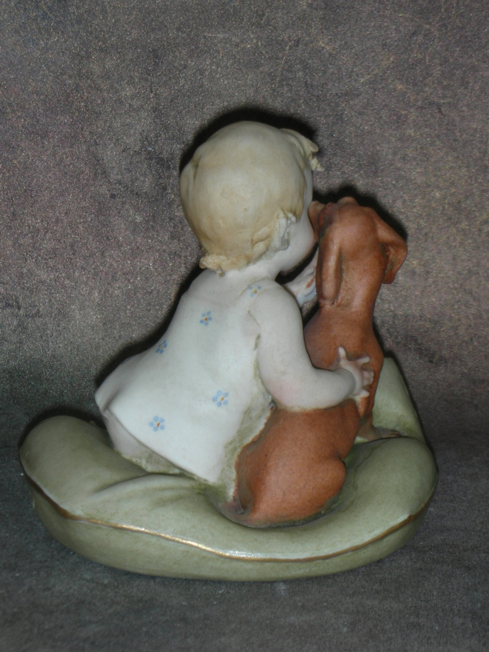 Статуэтка. Фарфор. Малыш с таксой на подушке. Capodimonte. Италия