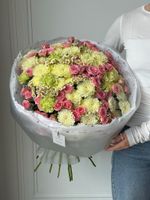 Гранд букет из кустовых роз, диантусов, ромашки и хризантемы