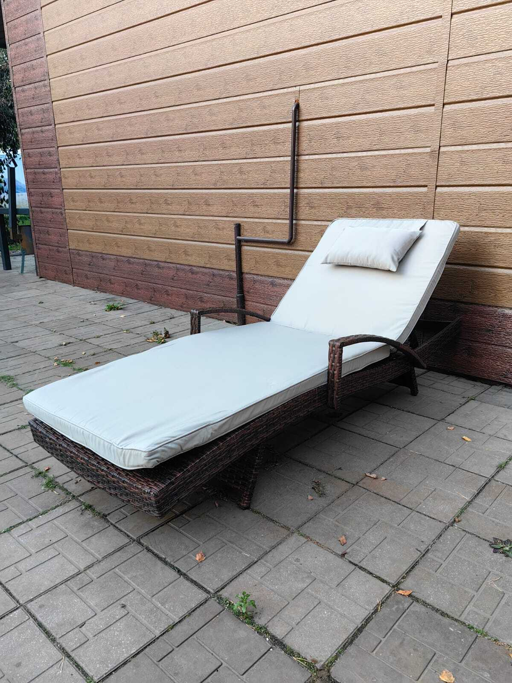 Шезлонг  из ротанга с подлокотниками и подушкой «MARA с подлокотниками» — Dark Brown