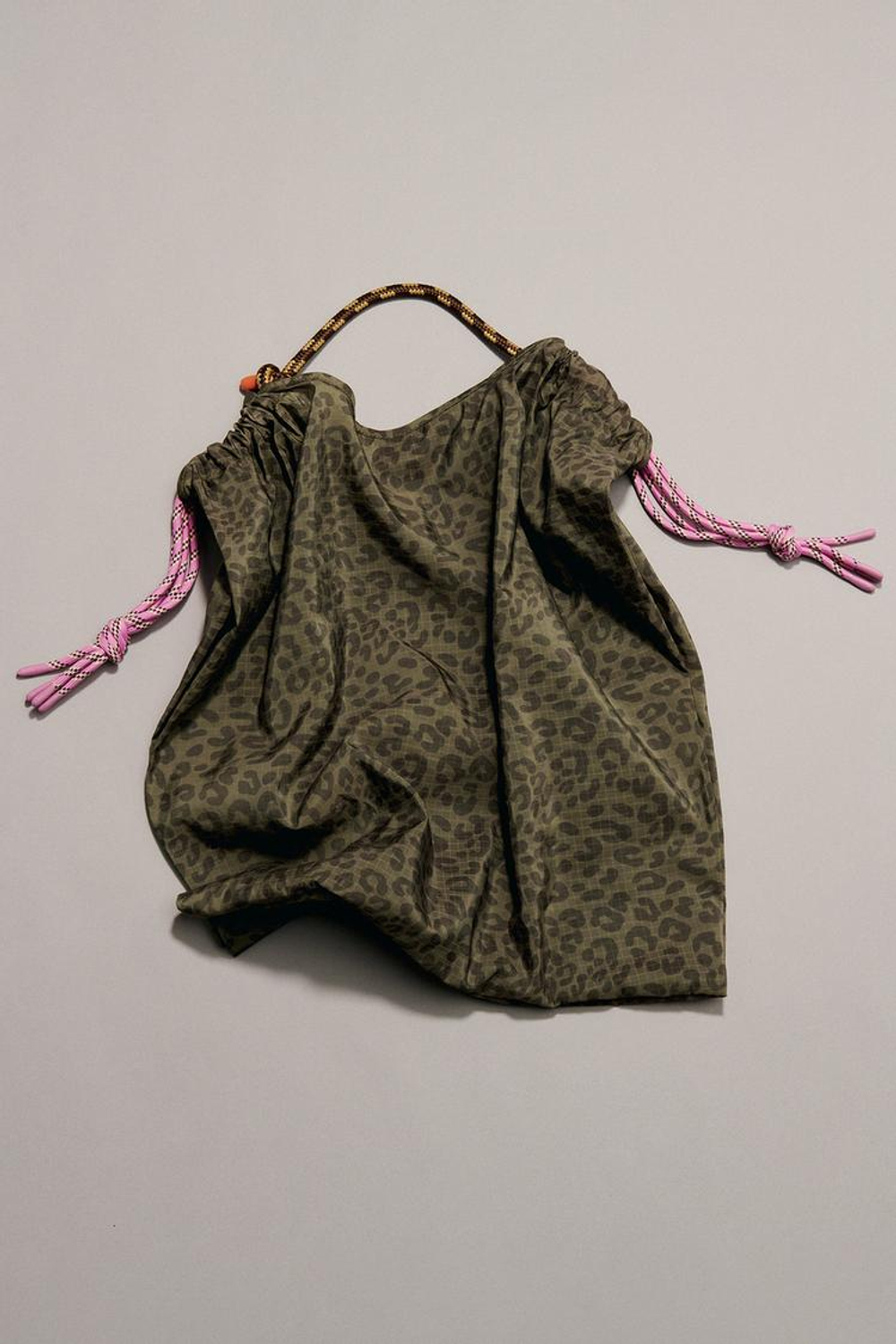 ZARA НЕЙЛОНОВАЯ СУМКА-ШОПЕР С АНИМАЛИСТИЧЕСКИМ ПРИНТОМ, КОРИЧНЕВЫЙ