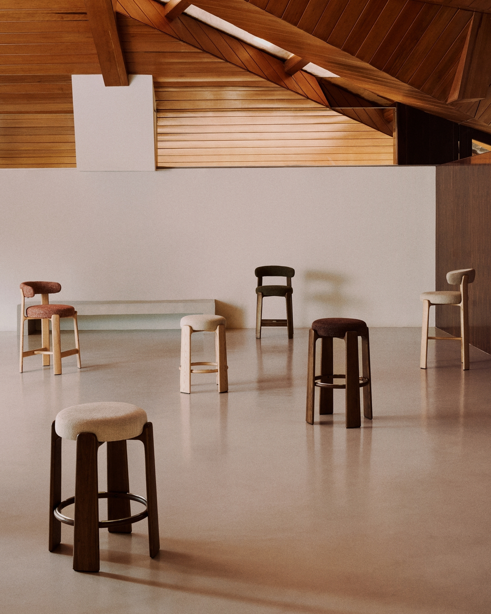 Granite Полубарный табурет из терракотового шенилла и массива ясеня в натуральной отделке 65 см