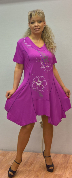 Яркая туника-платье со стразами и оригинальным рисунком