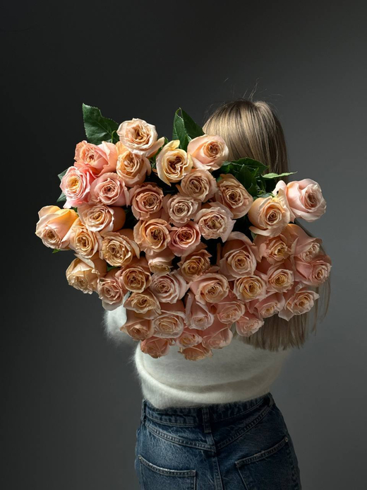 Букет из 51 персиковых роз под ленту