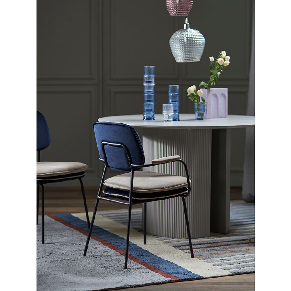 Стул с подлокотниками и контрастным кантом Pea, велюр, темно-синий/бежевый