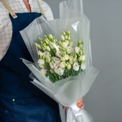 9 белой эустомы в оформлении