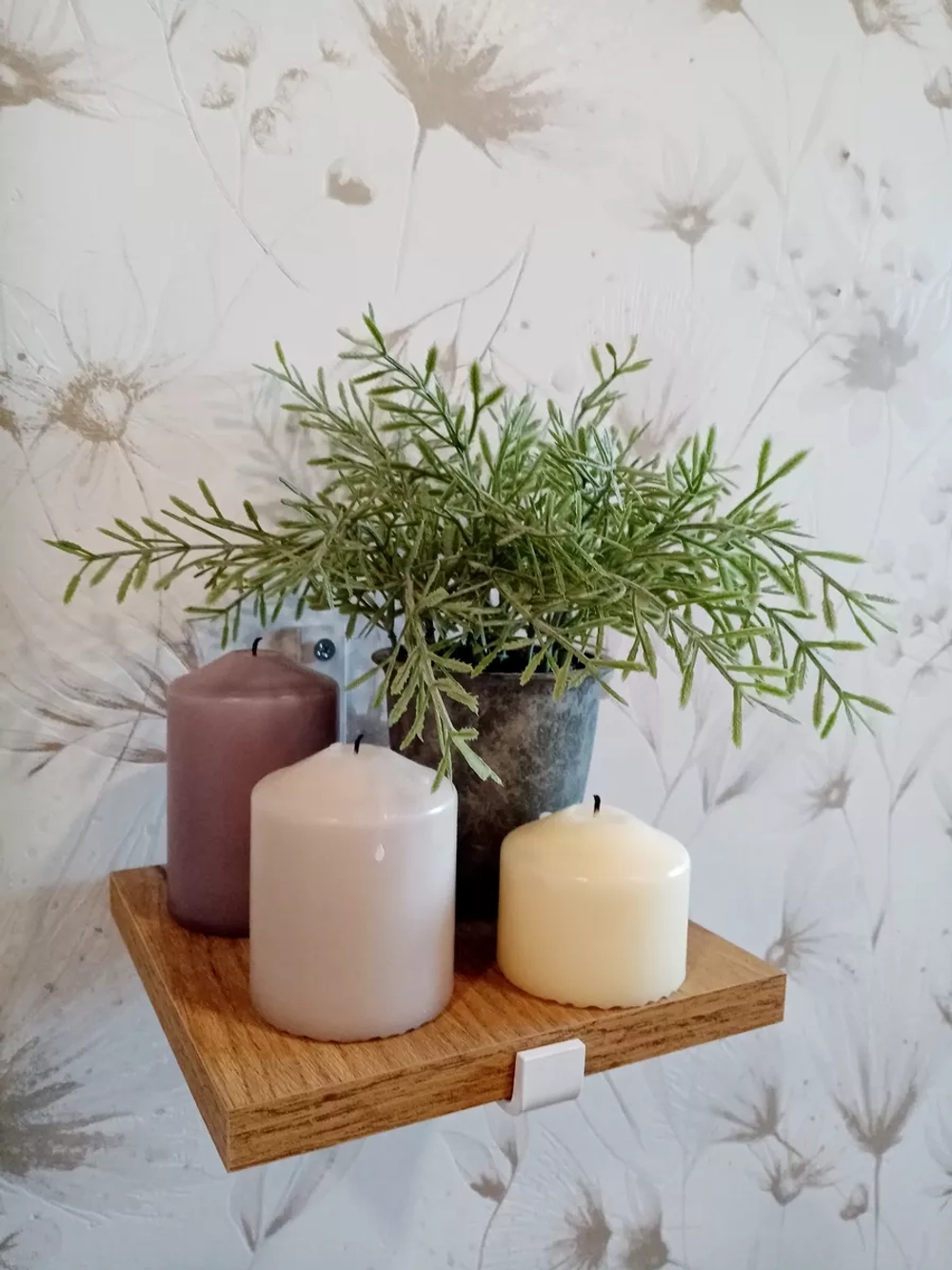 Полка настенная маленькая на кронштейне