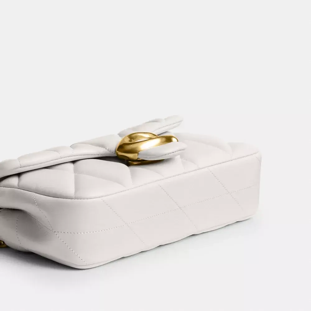 COACH СУМКА ЧЕРЕЗ ПЛЕЧО TABBY 19 С ЦЕПОЧКОЙ И СТЕЖКОЙ, БЕЛЫЙ