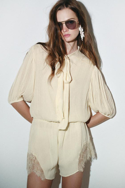 ZARA КОРОТКИЙ КОМБИНЕЗОН С КРУЖЕВОМ — ZW COLLECTION, ЭКРЮ/БЕЖЕВЫЙ