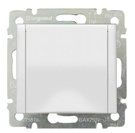 Одноместная розетка с з/к и крышкой Legrand Valena Classic белая 774422