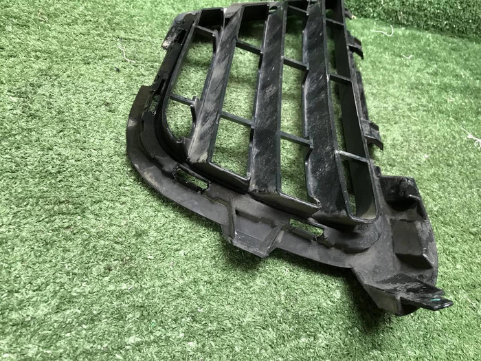 Решетка переднего бампера VW Touareg 2 NF (14-18)