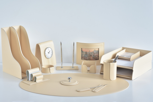 Набор настольный для руководителя 15 предметов из кожи цвет слоновая кость с бюваром овал