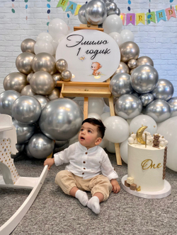 Фотозона на мольберте из шаров хром