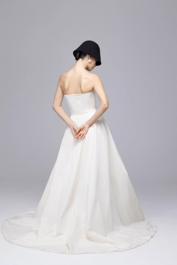 Платье со шлейфом из тафты