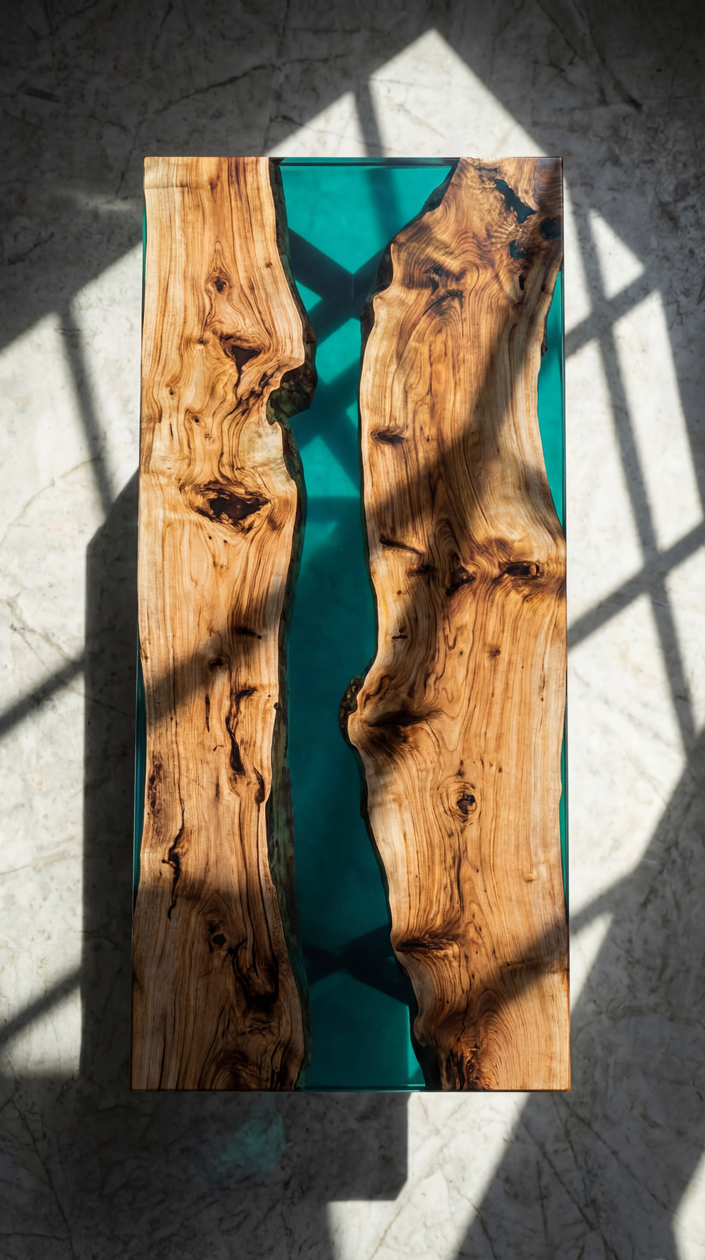 Стол из карагача с бирюзовой смолой