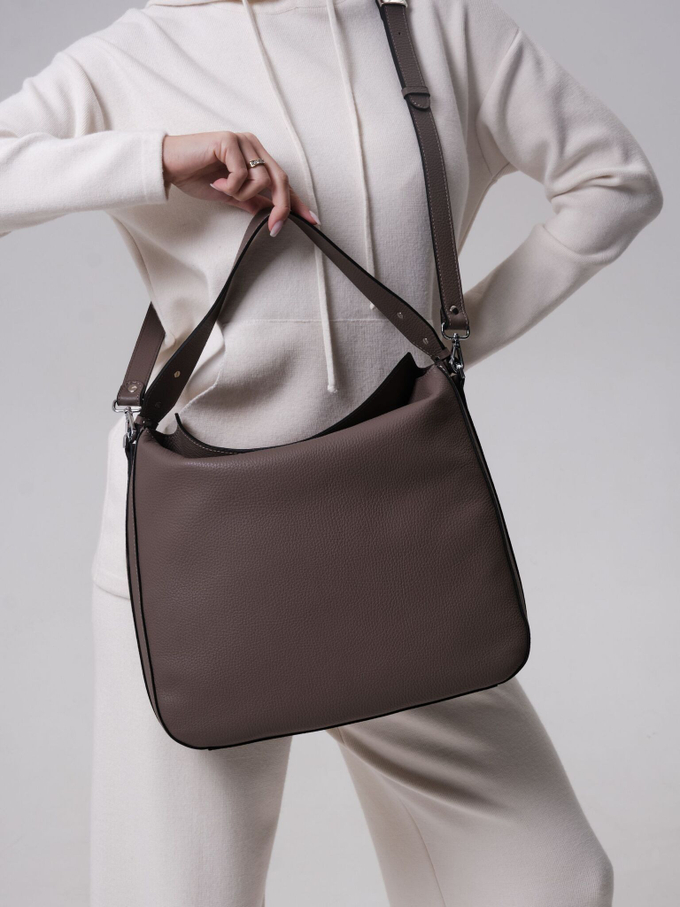 Сумка кожаная на плечо тауп