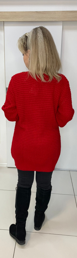Теплый красный свитер крупной вязки