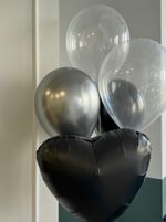 Фонтан из шаров с чёрным сердцем