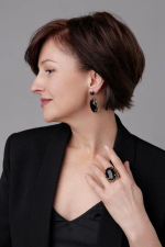 Серьги пусеты овальные черные кристаллы, обрамленные цепью, оттенок золото антик