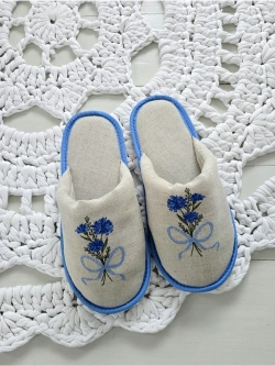 Льняные тапочки с вышивкой Васильки