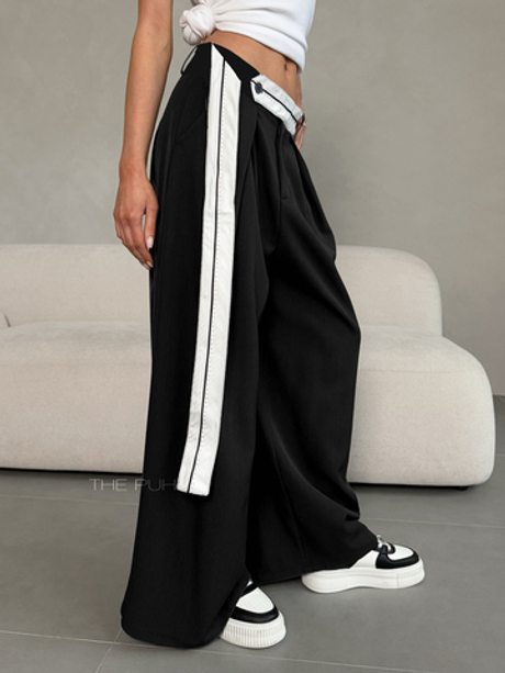 Широкие черные брюки с поясом и защипами