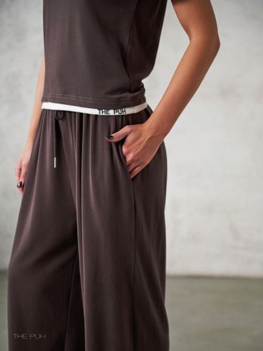 Трикотажный шоколадный костюм с вышивкой-лого