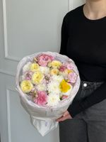 Букет сборный из кустовых пионовидных роз, хризантемы, маттиолы и пионов