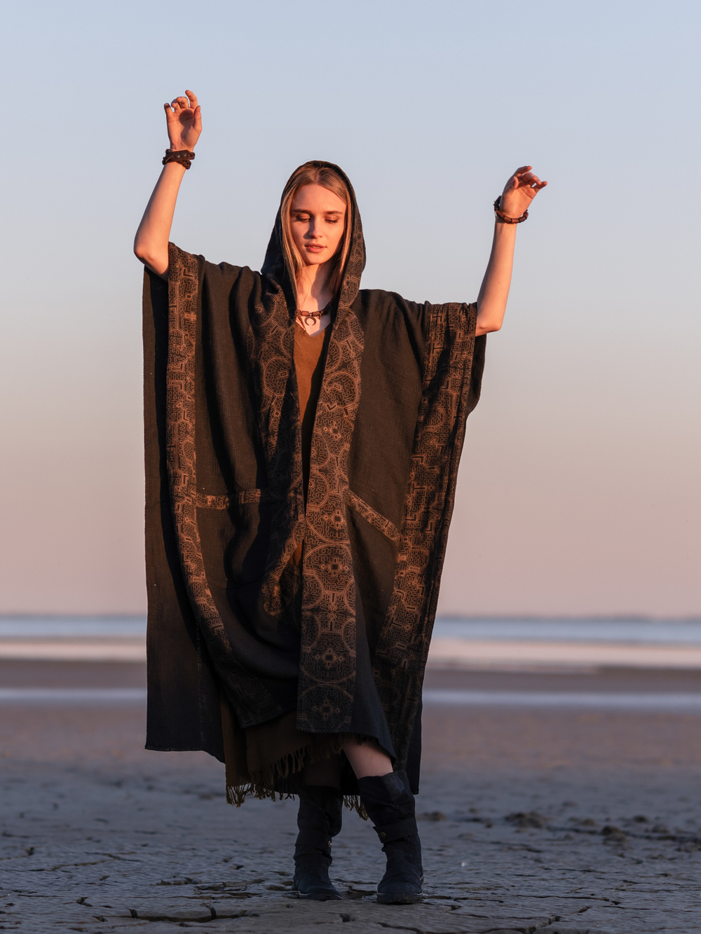 Накидка с капюшоном и орнаментом Аяуаска