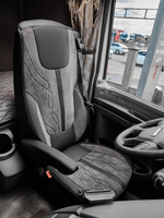 Чехлы Люкс DAF XF 106 (экокожа, черный цвет, серая вставка)