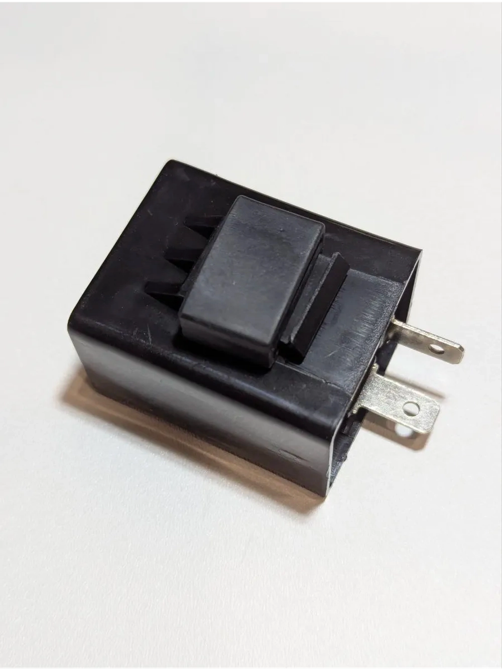 Реле поворотов 2-контактное для мото, мопеда, скутера