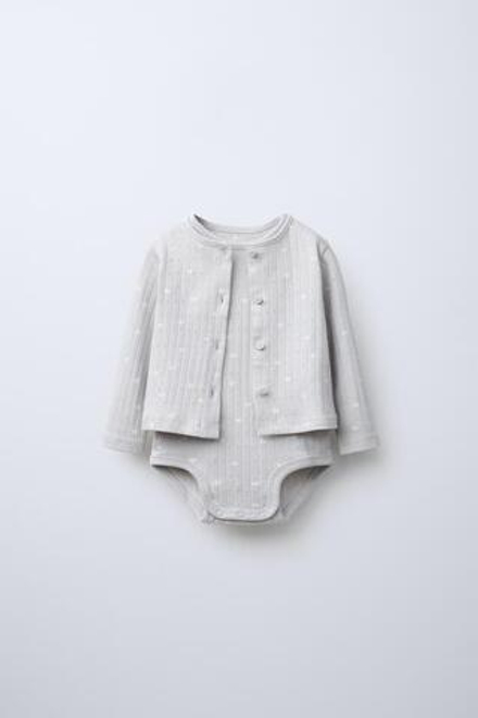 ZARA КОМПЛЕКТ ИЗ БОДИ И КАРДИГАНА С АЖУРНЫМ УЗОРОМ И ПРИНТОМ, СВЕТЛО-СЕРЫЙ