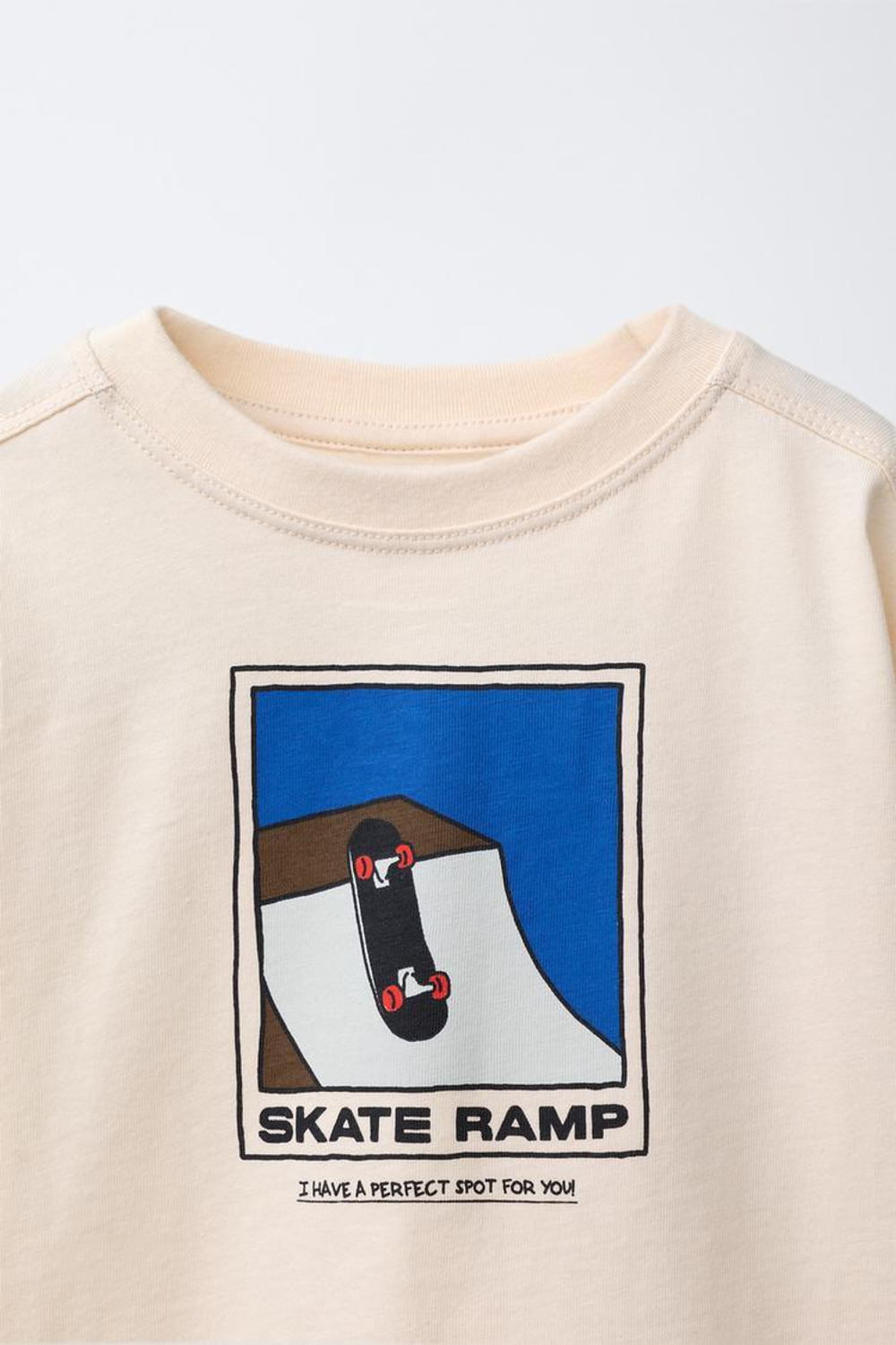 ZARA ЛОНГСЛИВ С ПРИНТОМ «СКЕЙТ», БЕЖЕВЫЙ