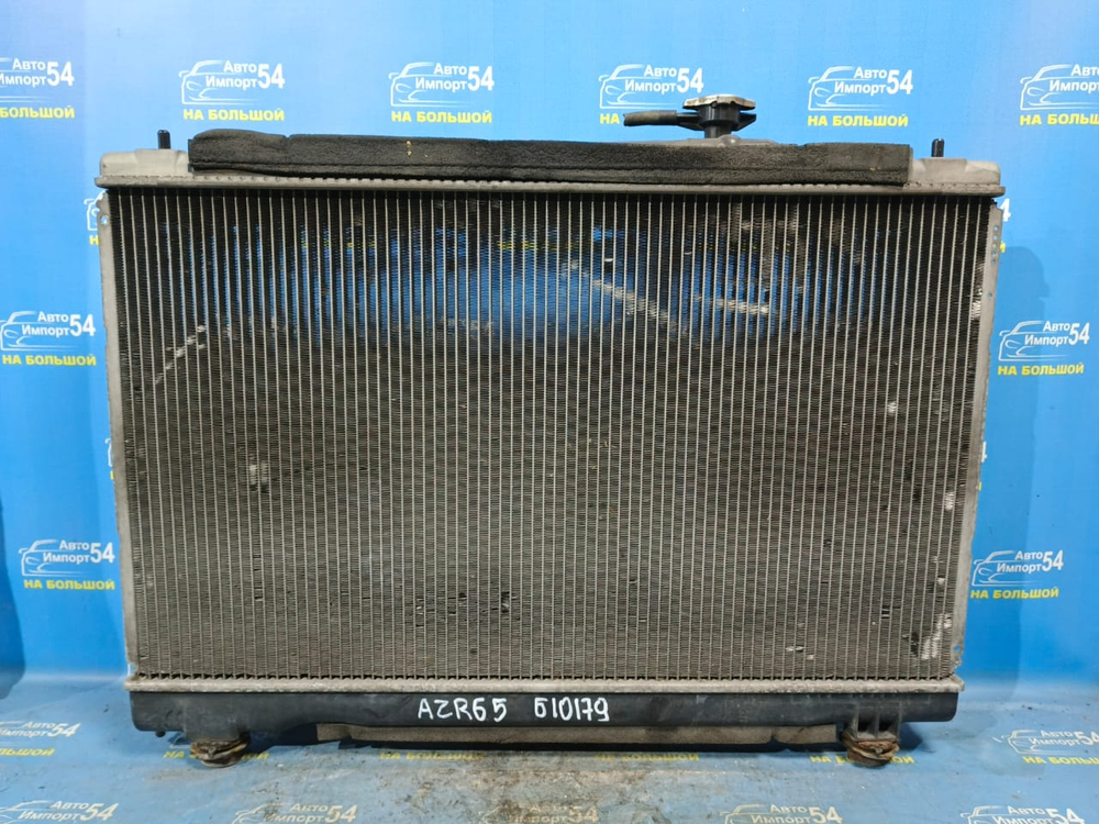 Радиатор двигателя TOYOTA NOAH 2001–2007