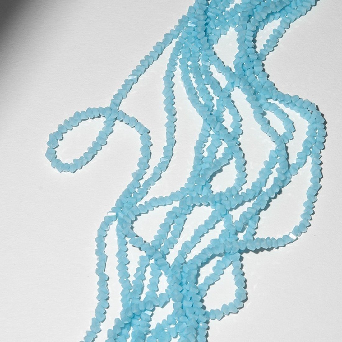 Хрустальные бусины в форме треугольника, оттенок "Матовый голубой", 4мм