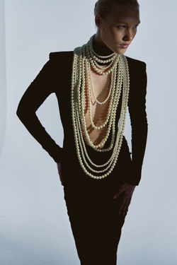 Платье с отделкой из жемчуга