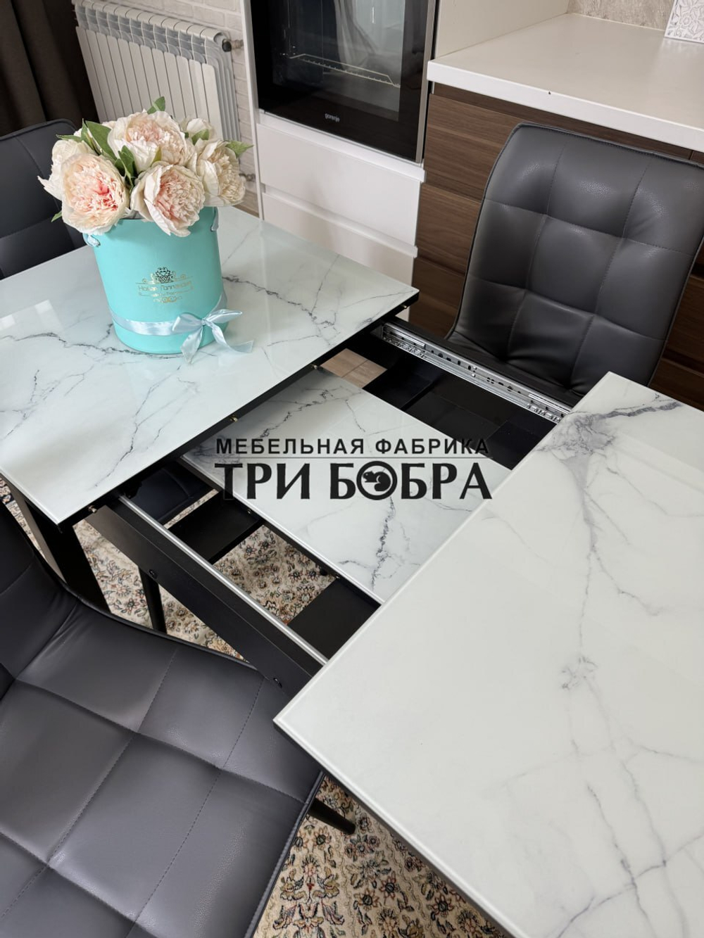 Стеклянный раздвижной стол "Итальянский мрамор" и стулья "ГУЧИ" серый