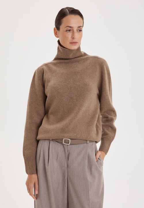 Объемный свитер с высокой горловиной