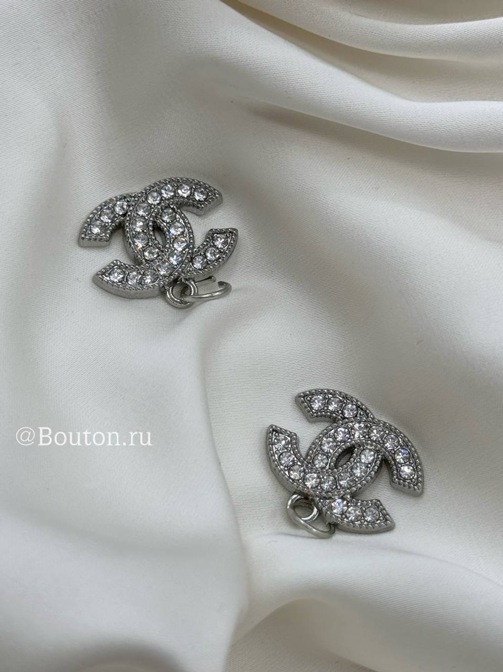 Подвеска Шан. Серебро Лого 22х16 мм стразы