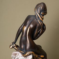 Девушка на скале Бронза