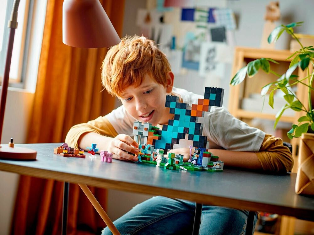 Конструктор LEGO Minecraft 21244 Застава Меча