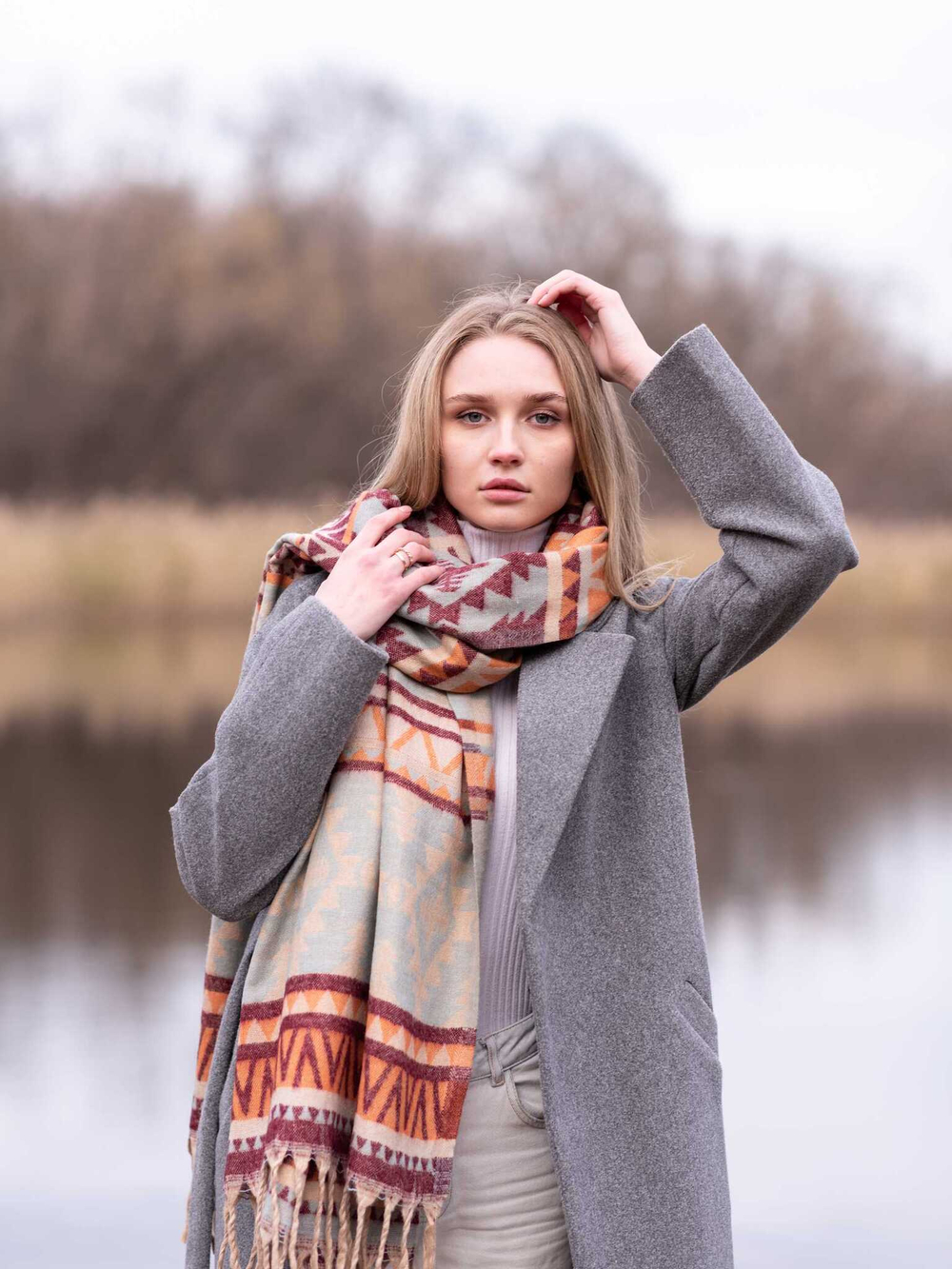 Теплый палантин с орнаментом