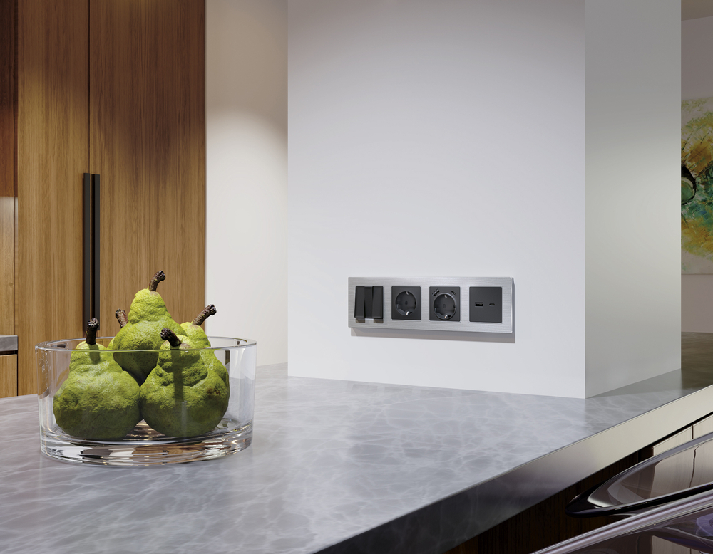 MA911010 Комплект механизма розетки ALFA Графит мягкое касание 2USB A+C 20W (быстрая зарядка) QUANT (AP9110, VM177)